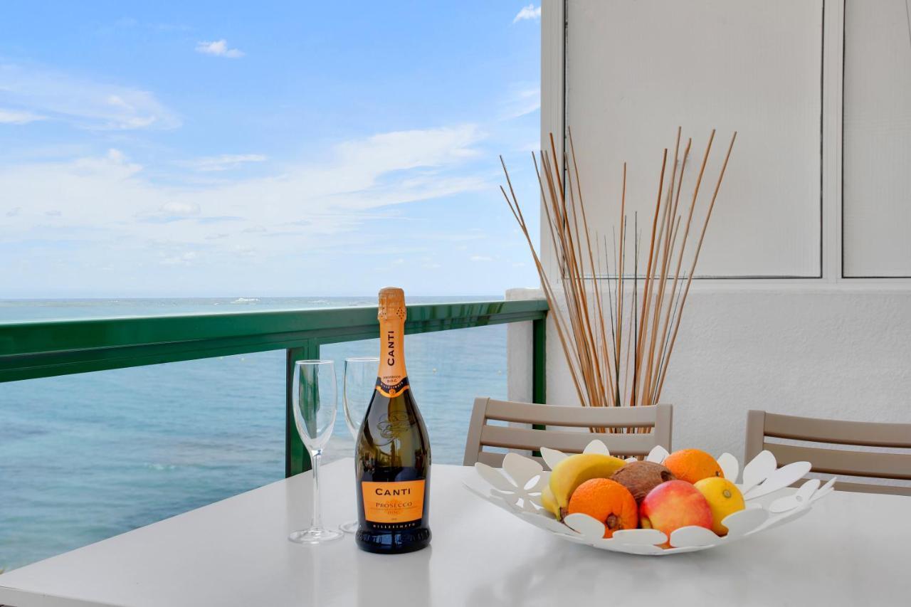 Apartment Stunning Holidays, Large Terrace On The Sea *