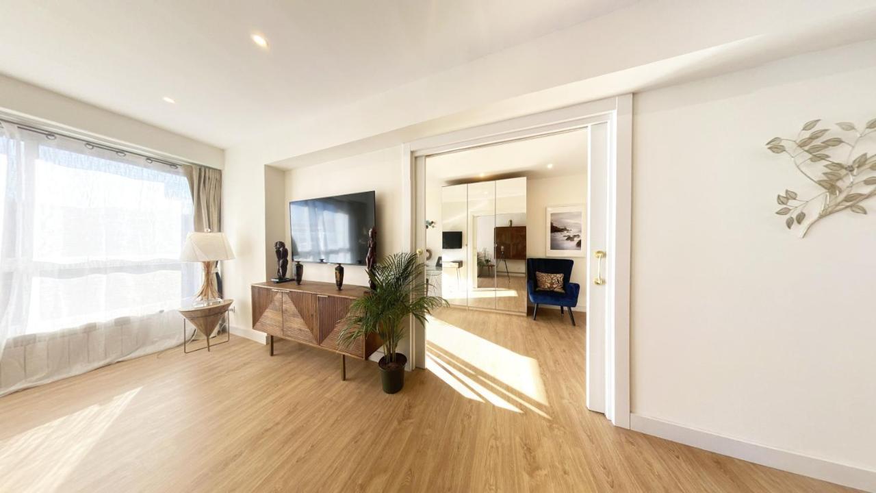 Apartamento Miramar Luxurious Flat, 3 Double Rooms, Free Parking, Terrace, Completely New *