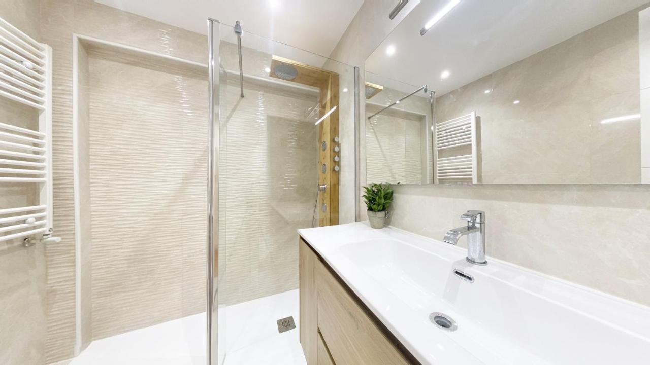 Miramar Luxurious Flat, 3 Double Rooms, Free Parking, Terrace, Completely New Apartamento *