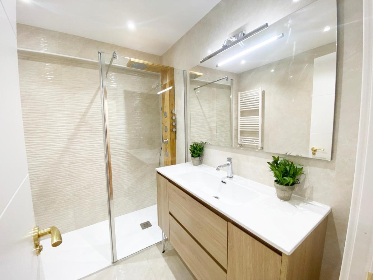 Miramar Luxurious Flat, 3 Double Rooms, Free Parking, Terrace, Completely New San Sebastián