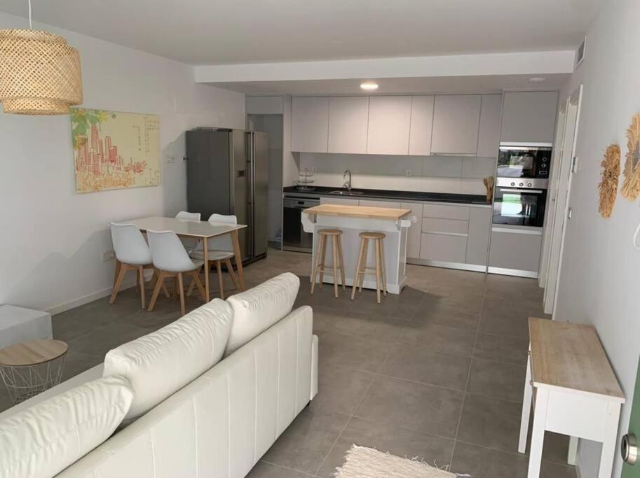 El Cantal. Maravilloso En Primera Linea De Playa Con Piscina. Apartment *