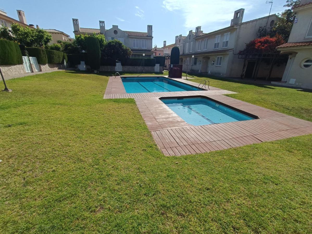 Adosado Con Piscina 4 Habitaciones, 8 Huespedes Сasa de vacaciones *
