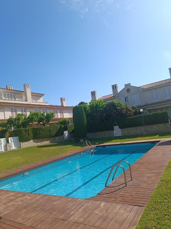 Сasa de vacaciones Adosado Con Piscina 4 Habitaciones, 8 Huespedes Cambrils