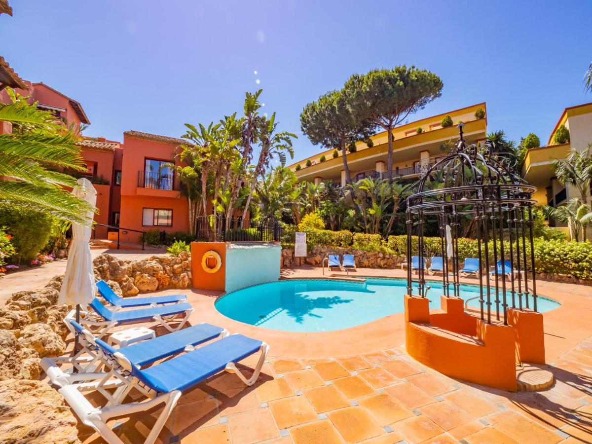 Cubo's & Parking Jardines De Don Carlos Marbella