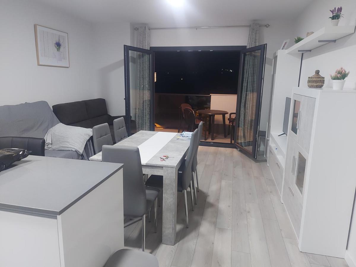 Apartment Valle-niza: Beachfront Retreat In Velez-malaga