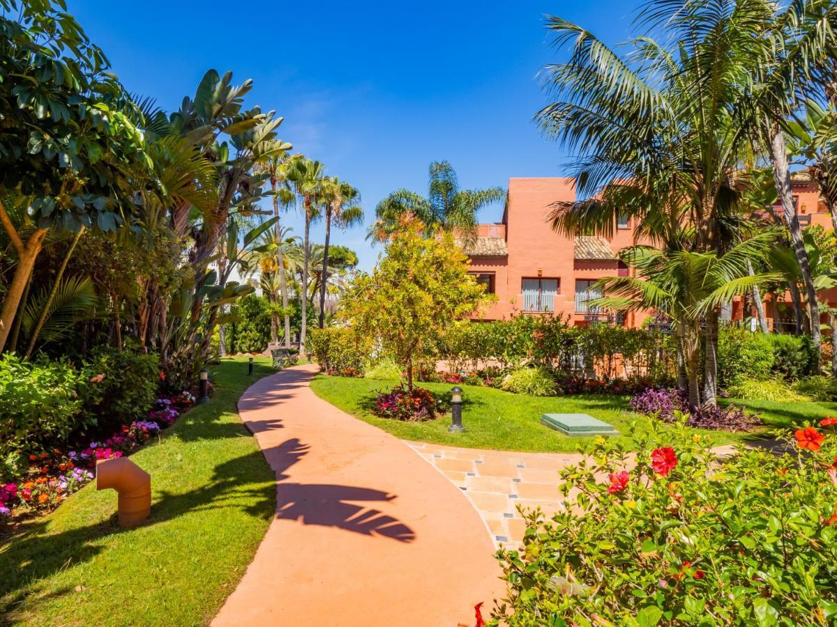 Cubo's & Parking Jardines De Don Carlos Marbella