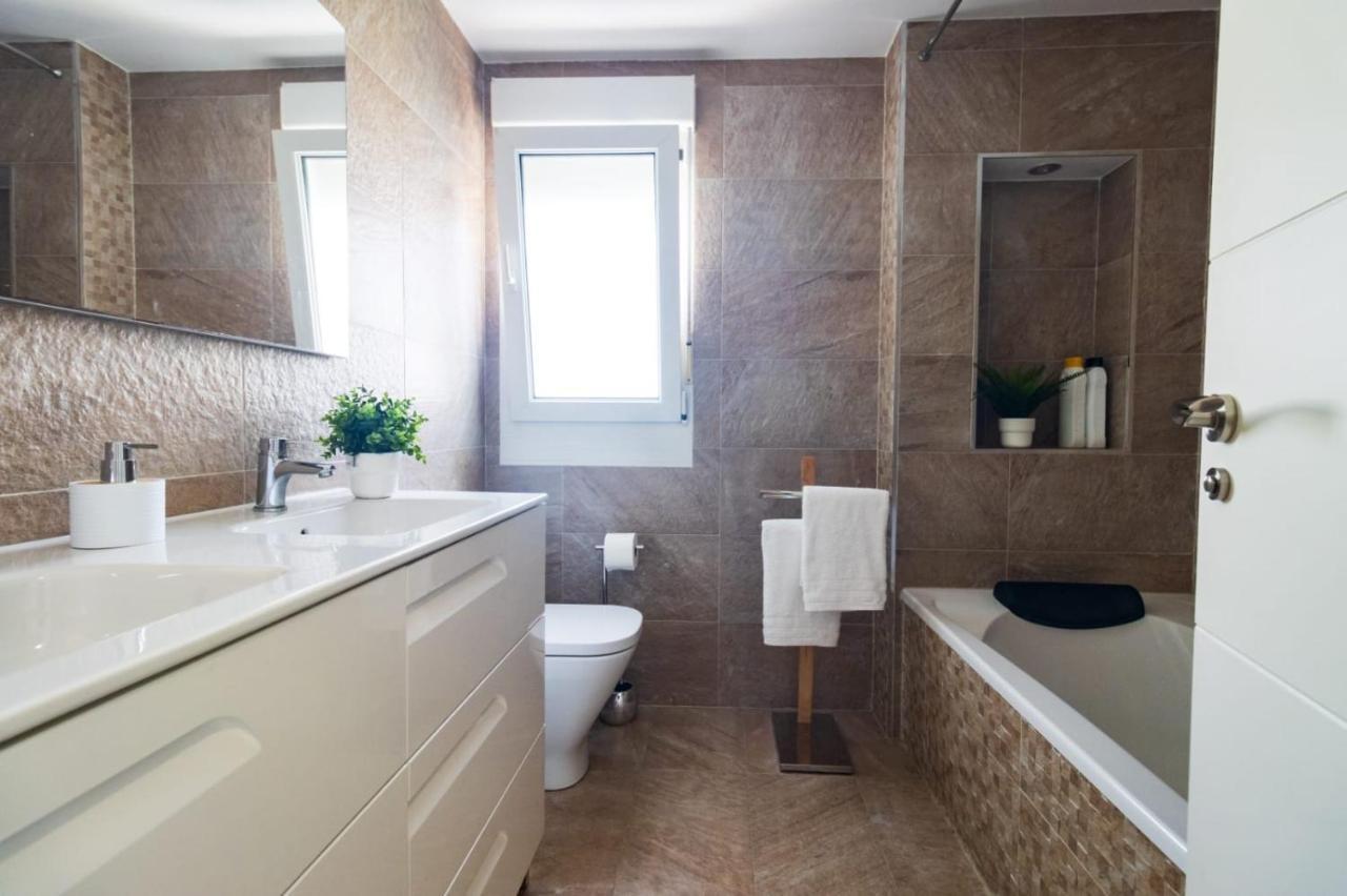 Apartamento Lujoso Atico Entre 2 Playas Con Garaje, Terraza, Vistas Y Wifi *