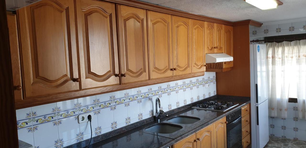 Chalet De 5 Y 3 Dividido En Planta Baja Y Primera Planta A Primera Linea De Playa Сasa de vacaciones *