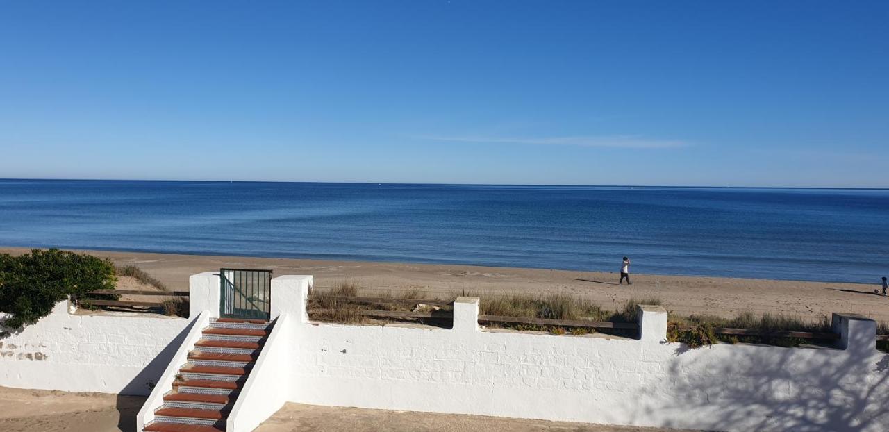Chalet De 5 Y 3 Dividido En Planta Baja Y Primera Planta A Primera Linea De Playa Cullera