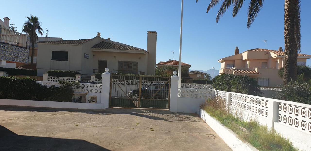 Chalet De 5 Y 3 Dividido En Planta Baja Y Primera Planta A Primera Linea De Playa
