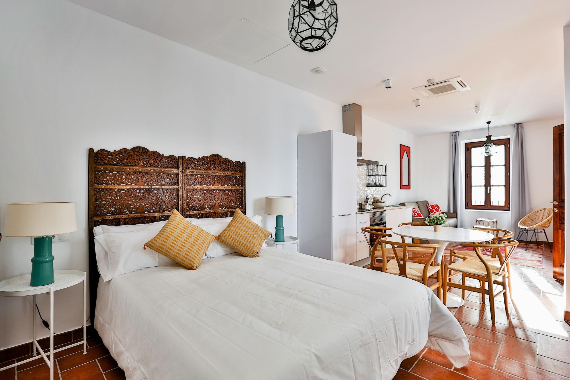 Urban Vida Alcazar Apartment