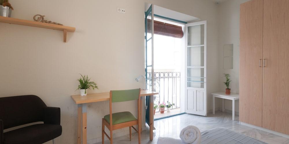 The Nomad Hostel&pension Hostal *