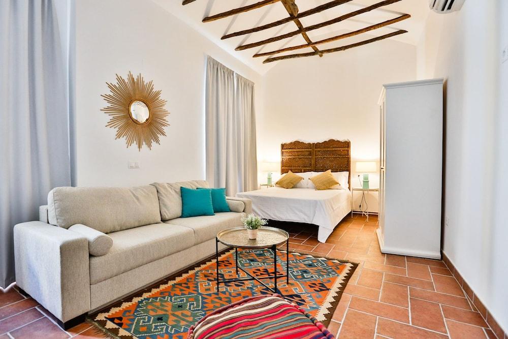 Urban Vida Alcazar Apartment