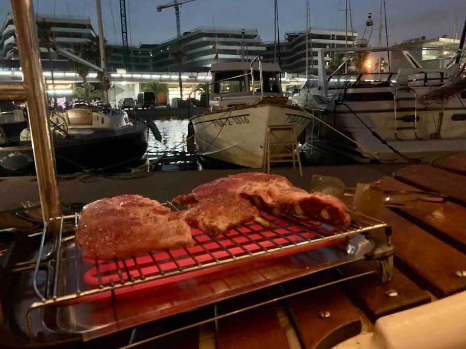 Cozy Boat In Barcelona & Ac & Wifi & Parking Hotel en barco