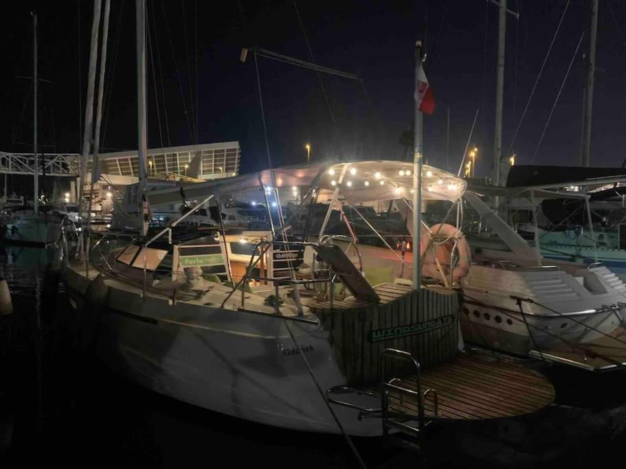 Cozy Boat In Barcelona & Ac & Wifi & Parking Hotel en barco Sant Adrià de Besòs