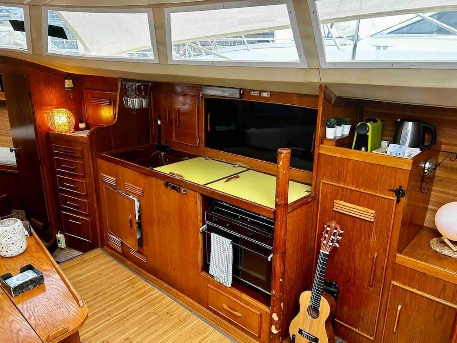 Cozy Boat In Barcelona & Ac & Wifi & Parking Hotel en barco