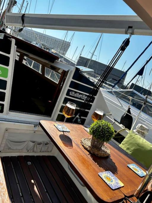 Cozy Boat In Barcelona & Ac & Wifi & Parking Hotel en barco Sant Adrià de Besòs