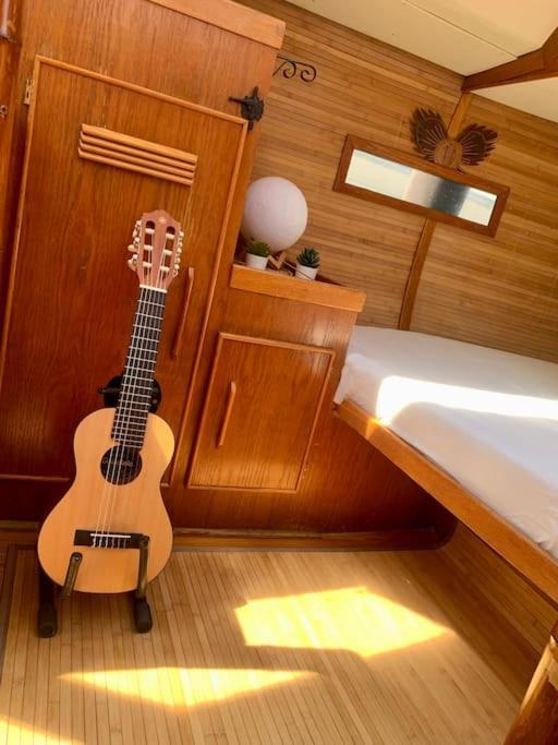 Cozy Boat In Barcelona & Ac & Wifi & Parking Hotel en barco