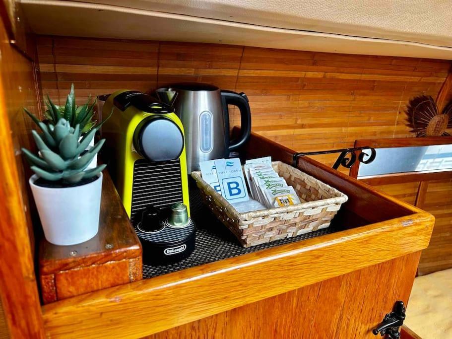Cozy Boat In Barcelona & Ac & Wifi & Parking Hotel en barco *