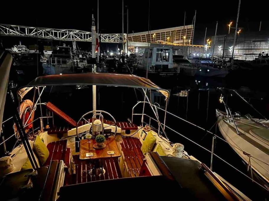 Hotel en barco Cozy Boat In Barcelona & Ac & Wifi & Parking Sant Adrià de Besòs
