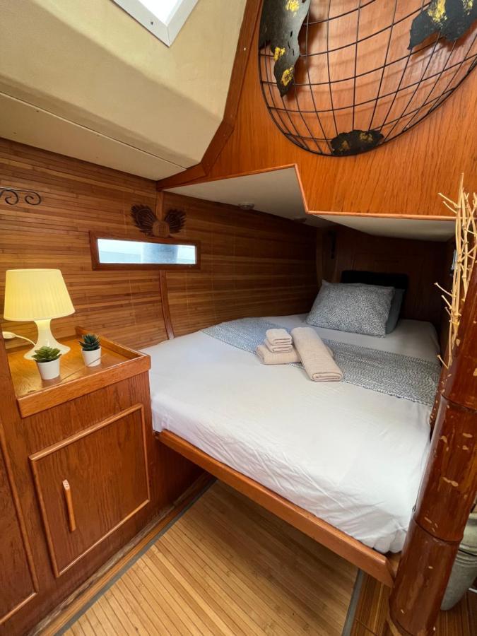 Cozy Boat In Barcelona & Ac & Wifi & Parking Hotel en barco