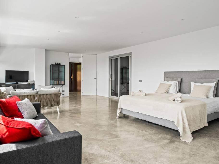 Design Sea Views And Lap Pool *