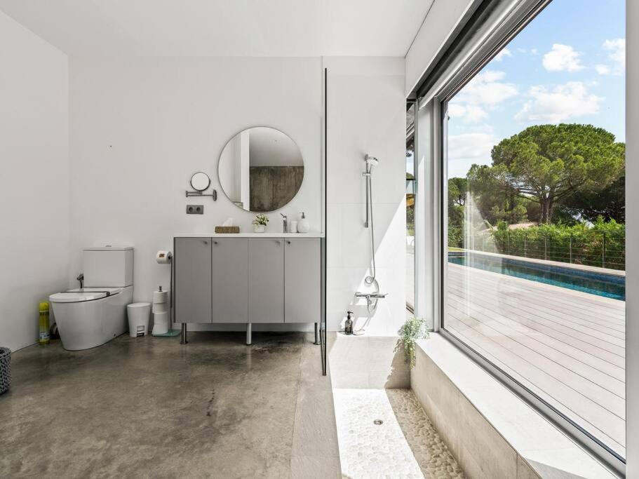 Villa Design Sea Views And Lap Pool Cabrils