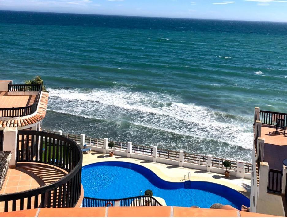 Beachfront Penthouse With Large Terrace And Breathtaking Sea Views Close To Marbella Spain *
