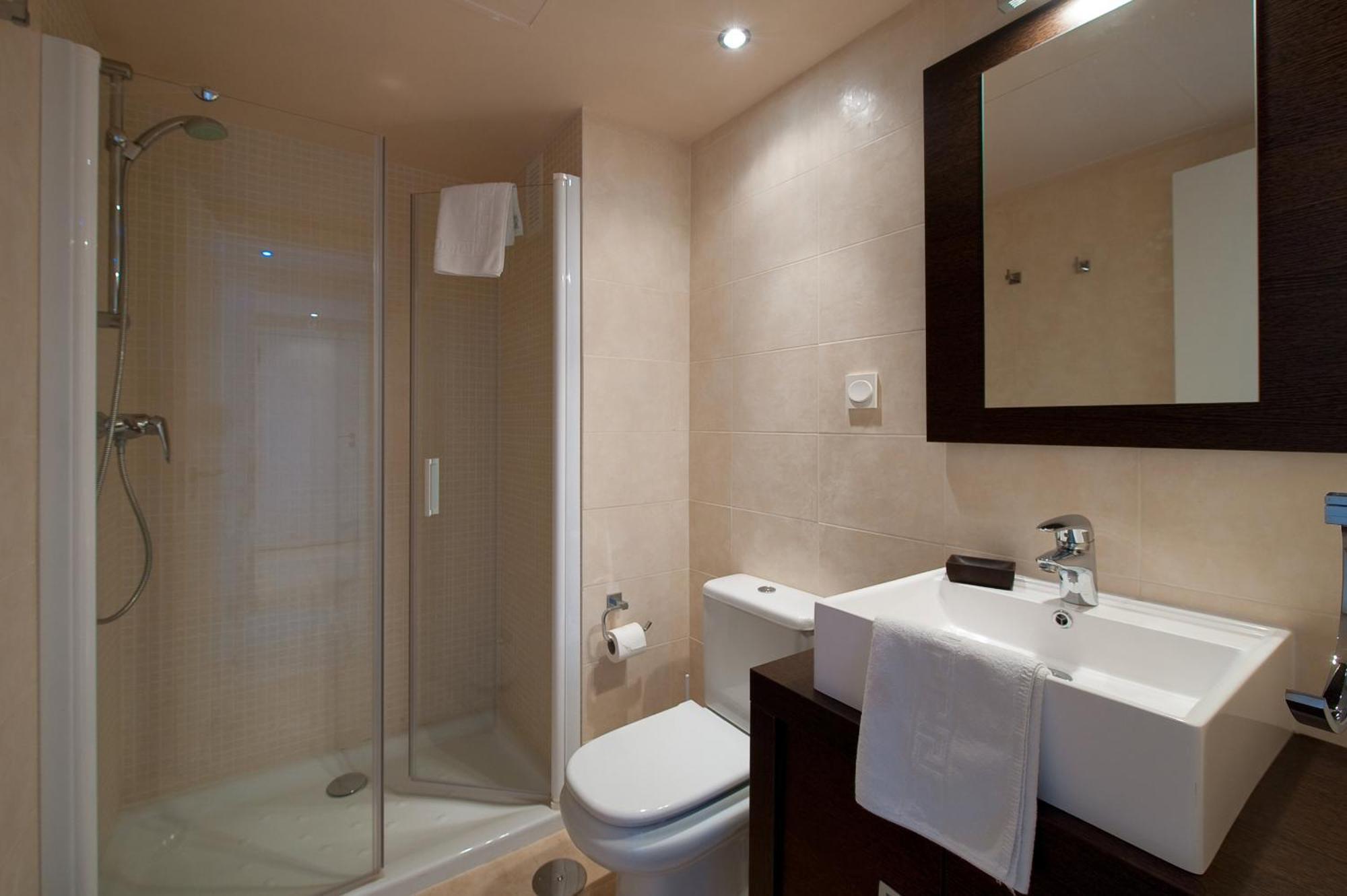 3 Lateral Apartment *