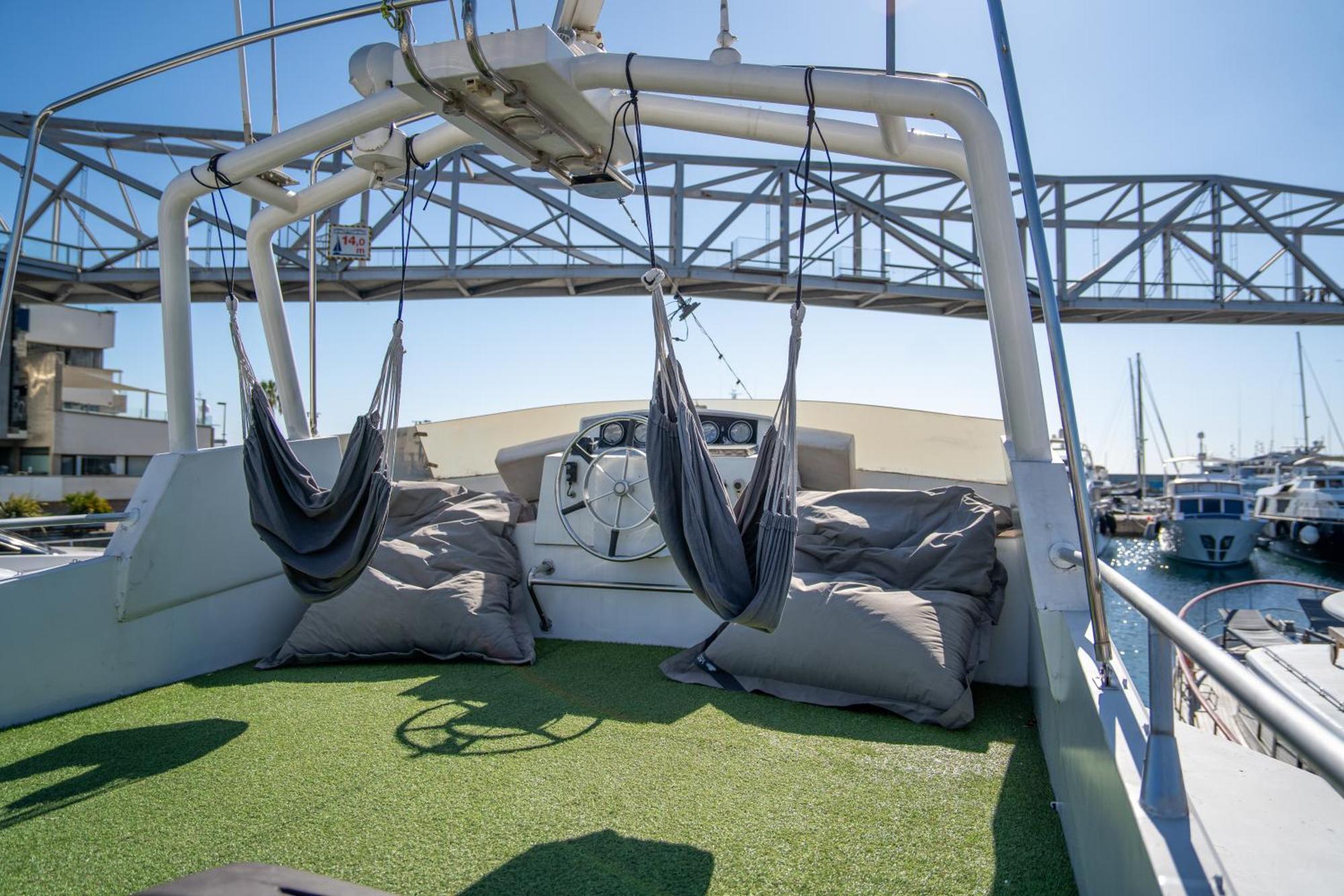Boat Aloha Hotel en barco