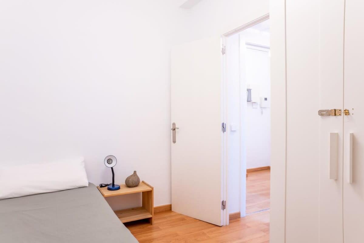 Apartment Bright 4bd With Terrace Near Arc De Triomf Barcelona