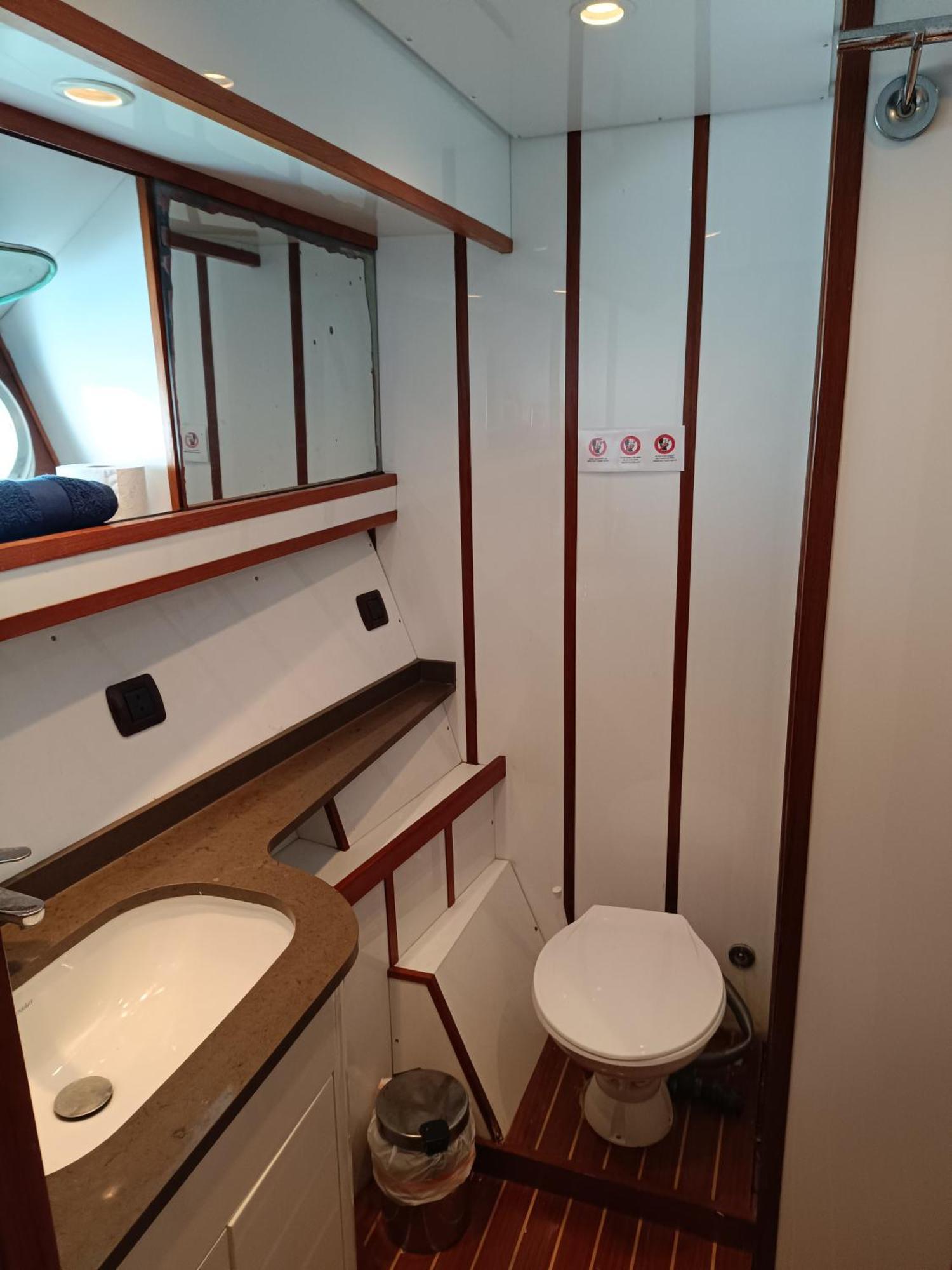 Amazing Boat To Sleep In Barcelona Hotel en barco Sant Adrià de Besòs