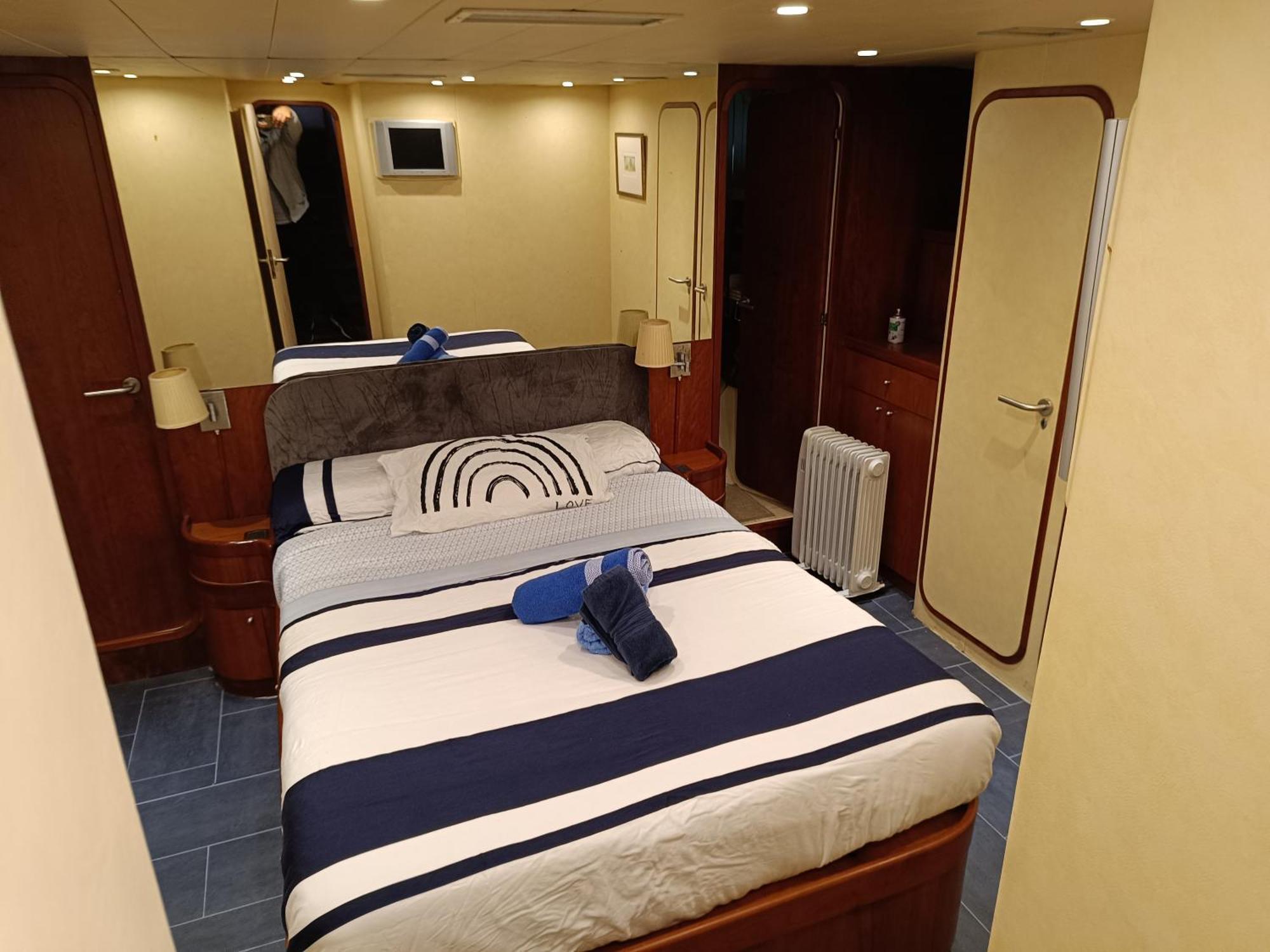 Amazing Boat To Sleep In Barcelona Hotel en barco