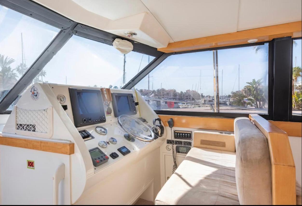 Barco Americano Sotogrande Botel Torreguadiaro