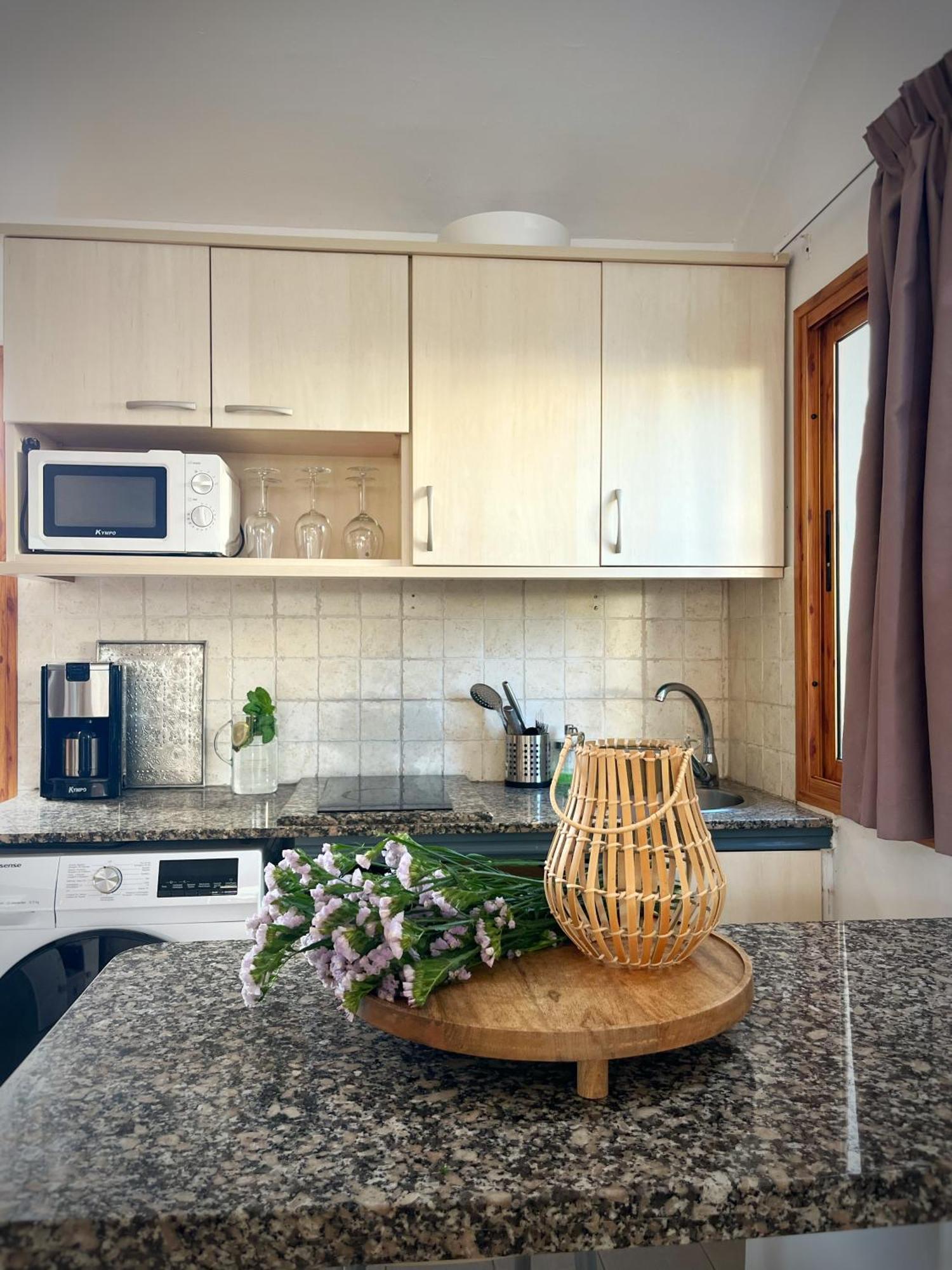 Buzzstays: 1-bed Bungalow, Garden, Near Yumbo & Apartamento