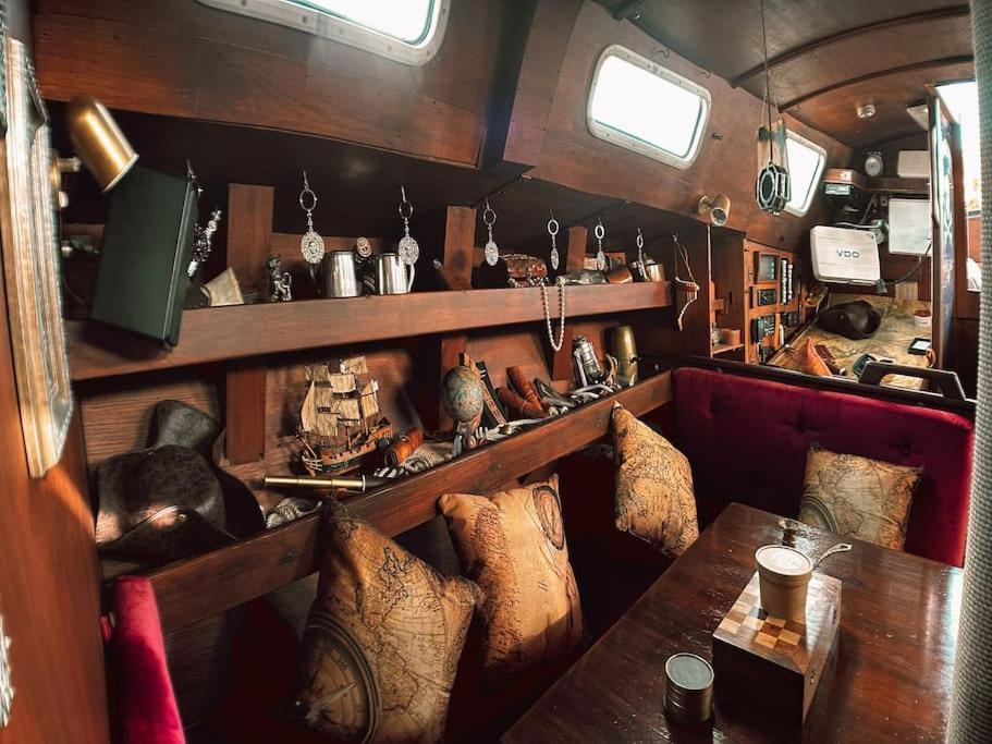 The Captains Locker - 30ft Yacht Hotel en barco