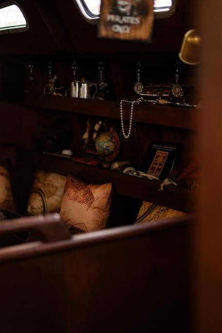 The Captains Locker - 30ft Yacht Hotel en barco
