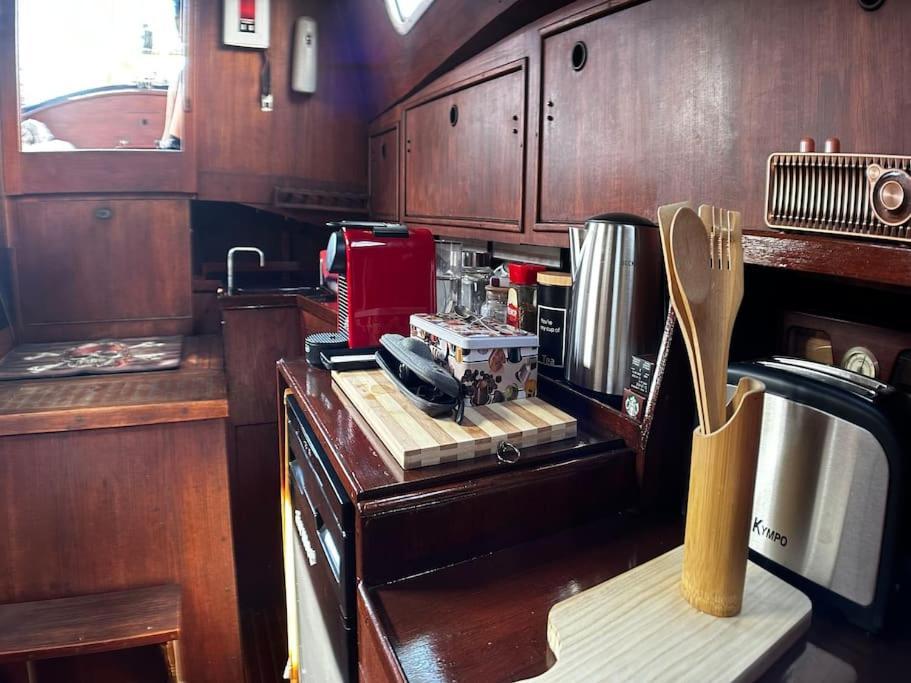 The Captains Locker - 30ft Yacht Hotel en barco