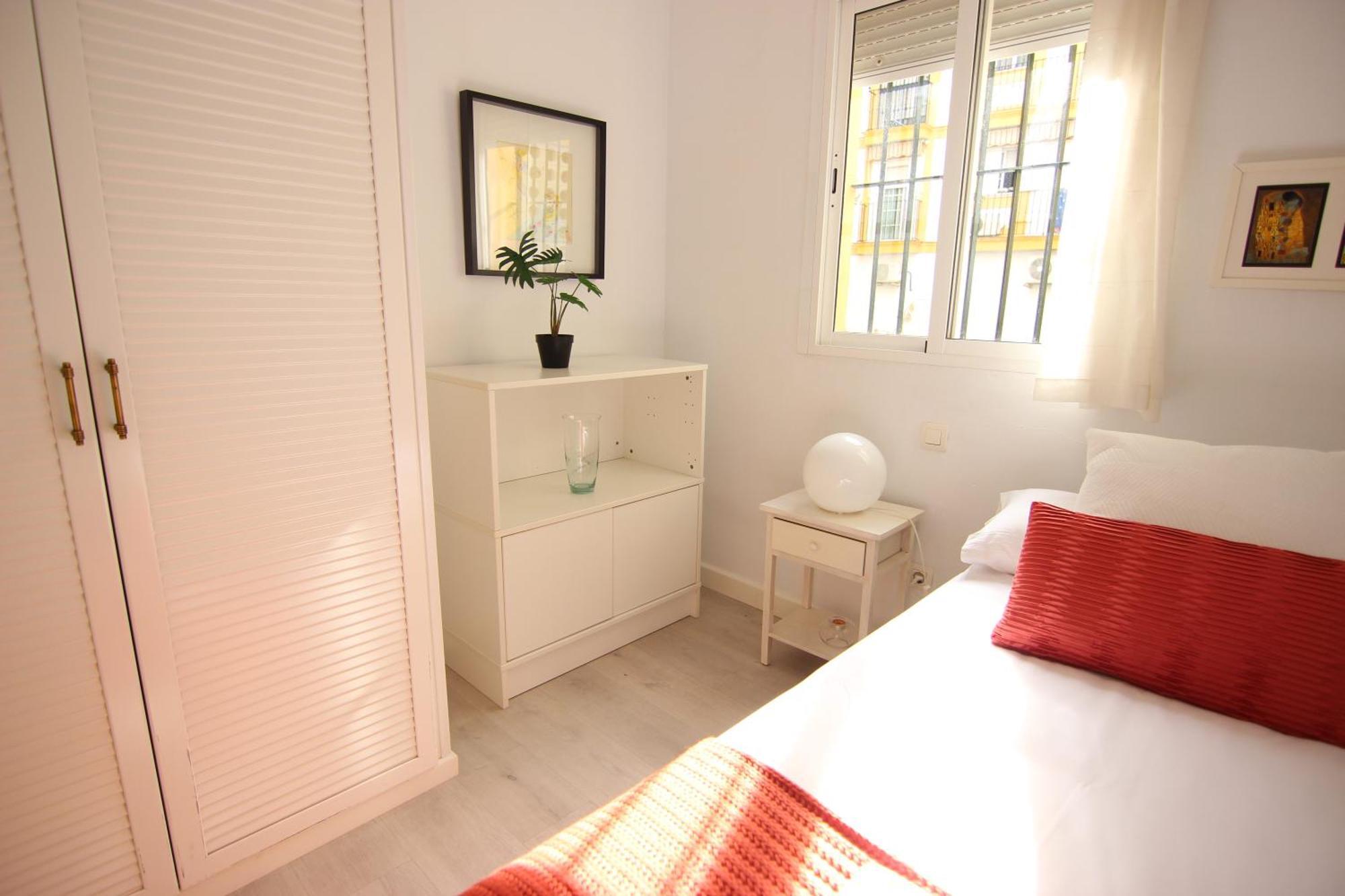 Rentalsevilla Espacioso Apartamento En La Alameda De Hercules Con Parking * Seville