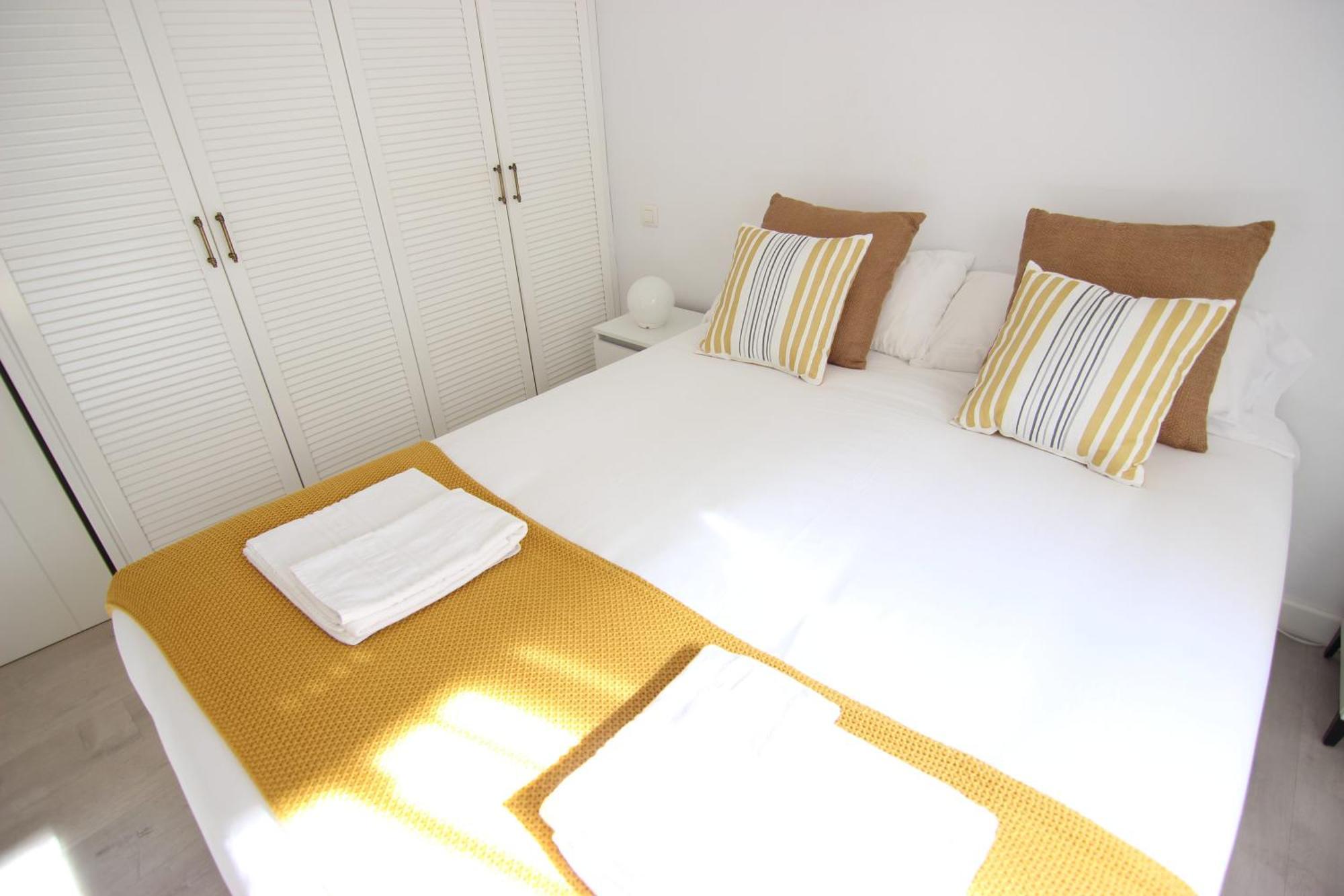 Rentalsevilla Espacioso Apartamento En La Alameda De Hercules Con Parking Apartment *