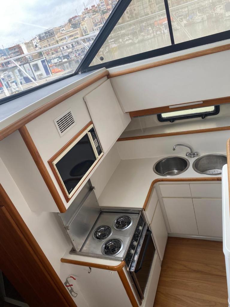 Yacht Y Fiestas Hotel en barco Sant Adrià de Besòs
