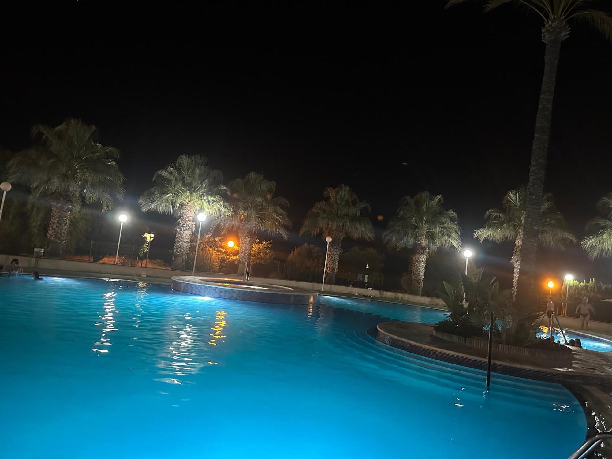 Apartamento En Bajo Con Jardin Y Patio En La Playa *