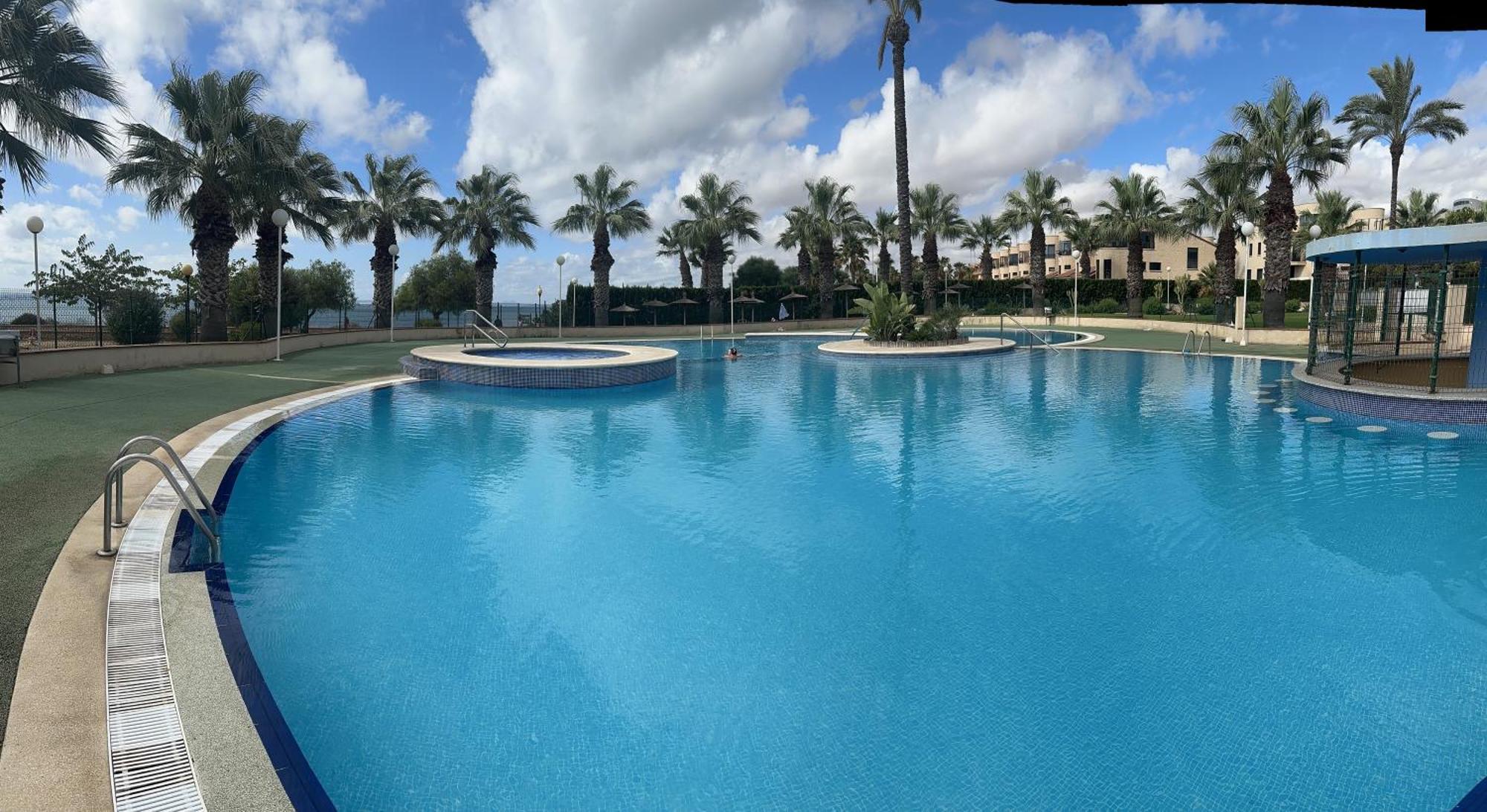 En Bajo Con Jardin Y Patio En La Playa Oriola (Orihuela)