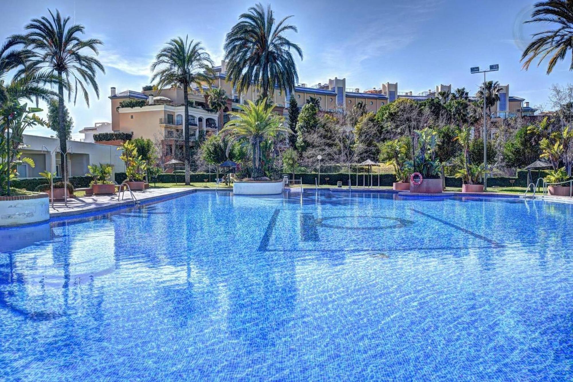 Apartamento Spacious In Benalbeach With Sea Views Benalmádena