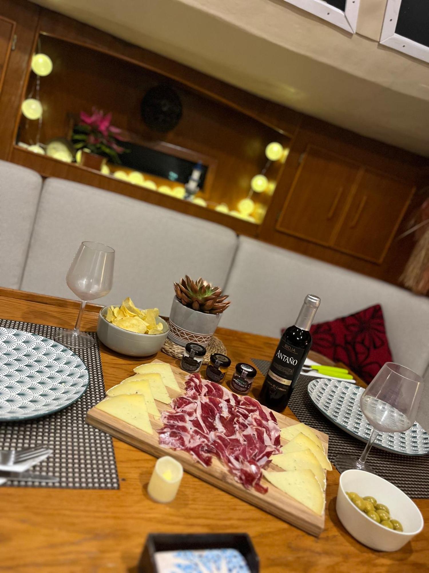 Cozy Boat In Barcelona & Ac & Wifi & Parking *
