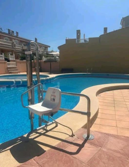 Adaptado, Terraza Muy Grande Y Soleada. Holiday home