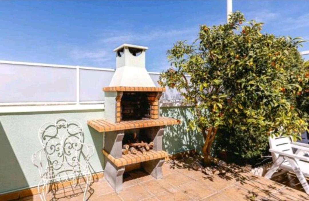 Adaptado, Terraza Muy Grande Y Soleada. Holiday home *