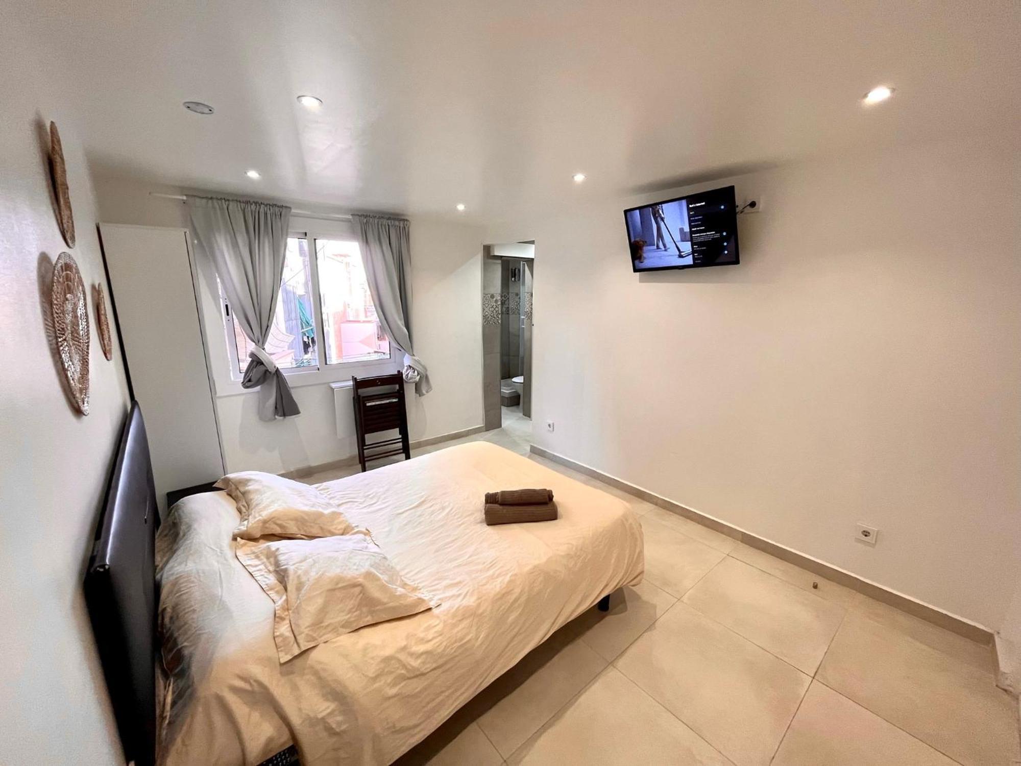 Con Bano Privado Frente Al Metro L5 Barcelona-hospitalet *