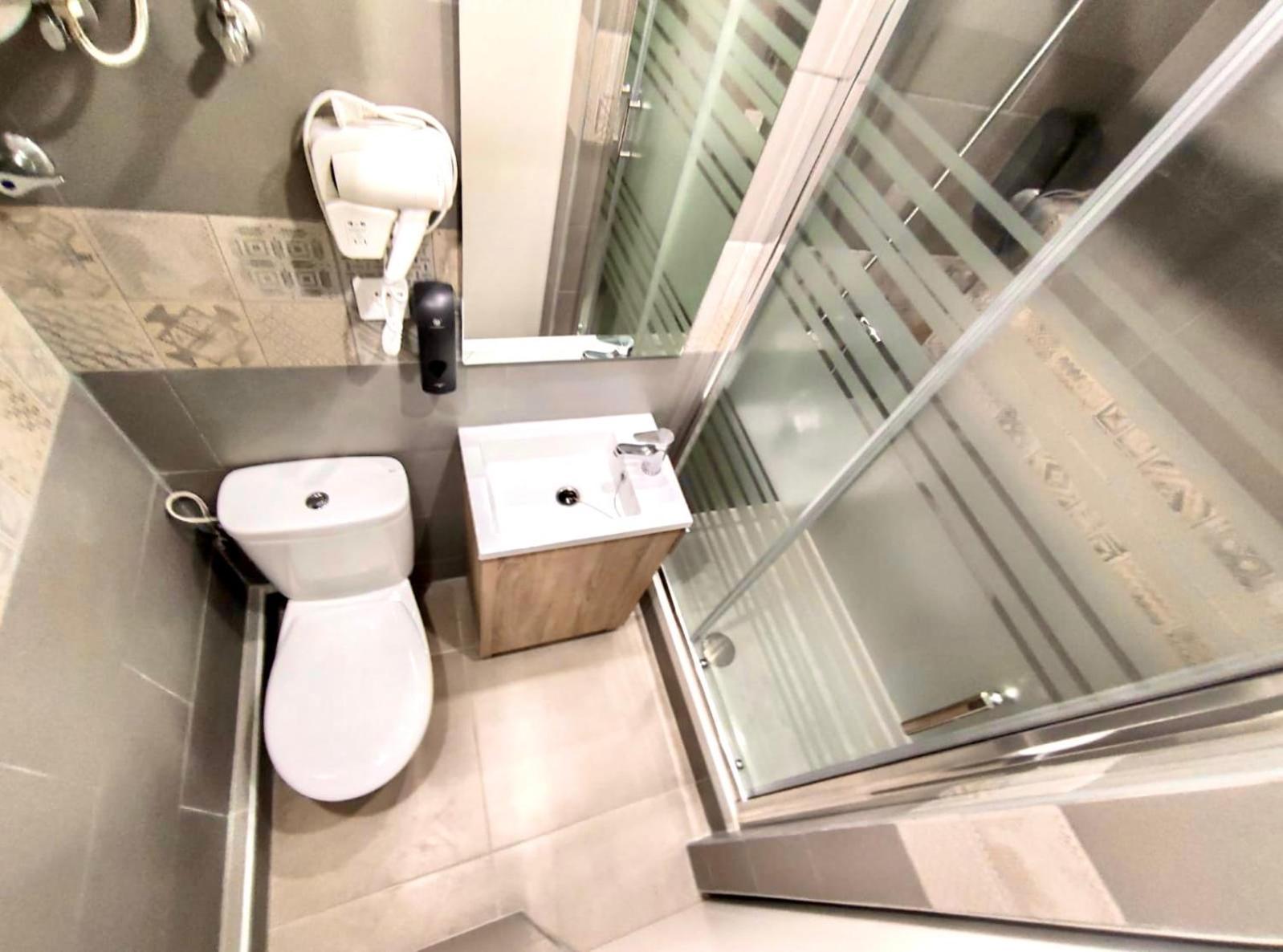 Apartment Con Bano Privado Frente Al Metro L5 Barcelona-hospitalet L'Hospitalet de Llobregat