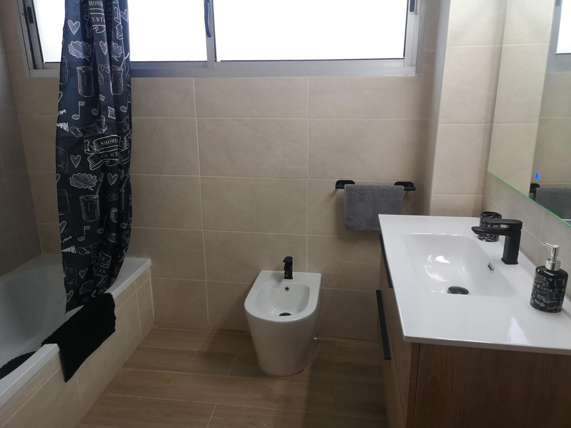 Mari: Area Private With Shared Baths